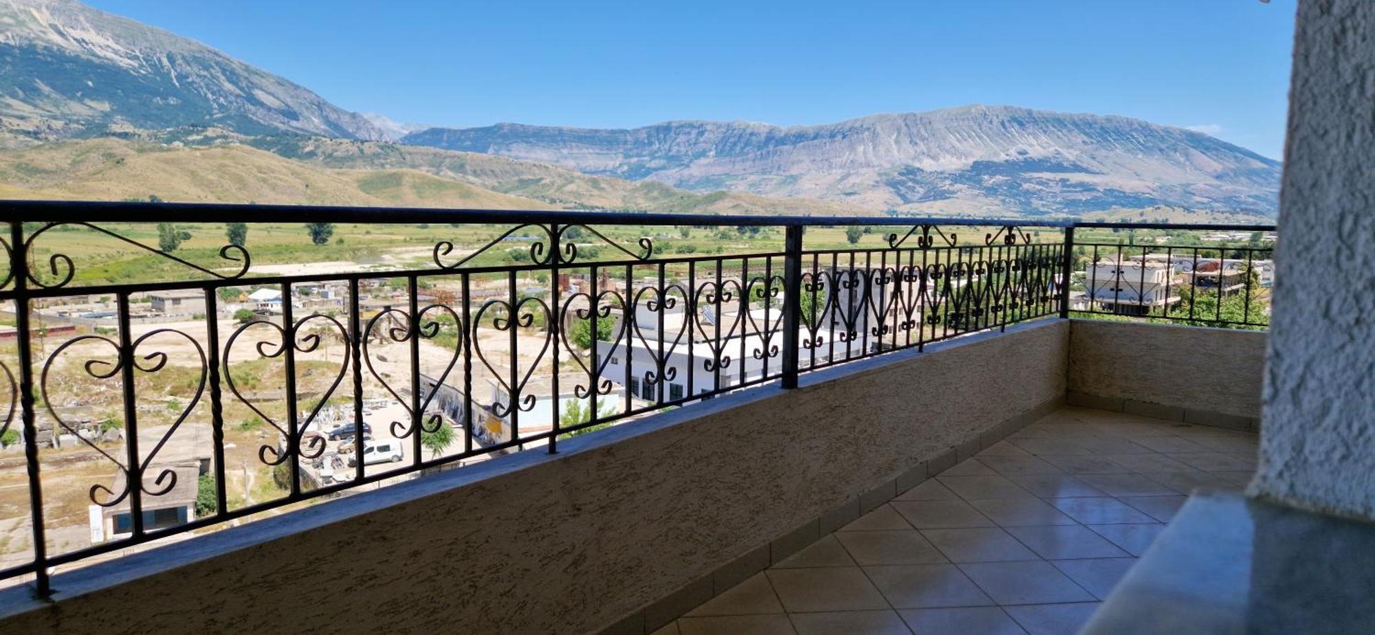 Shena Guest House Gjirokaster Bagian luar foto