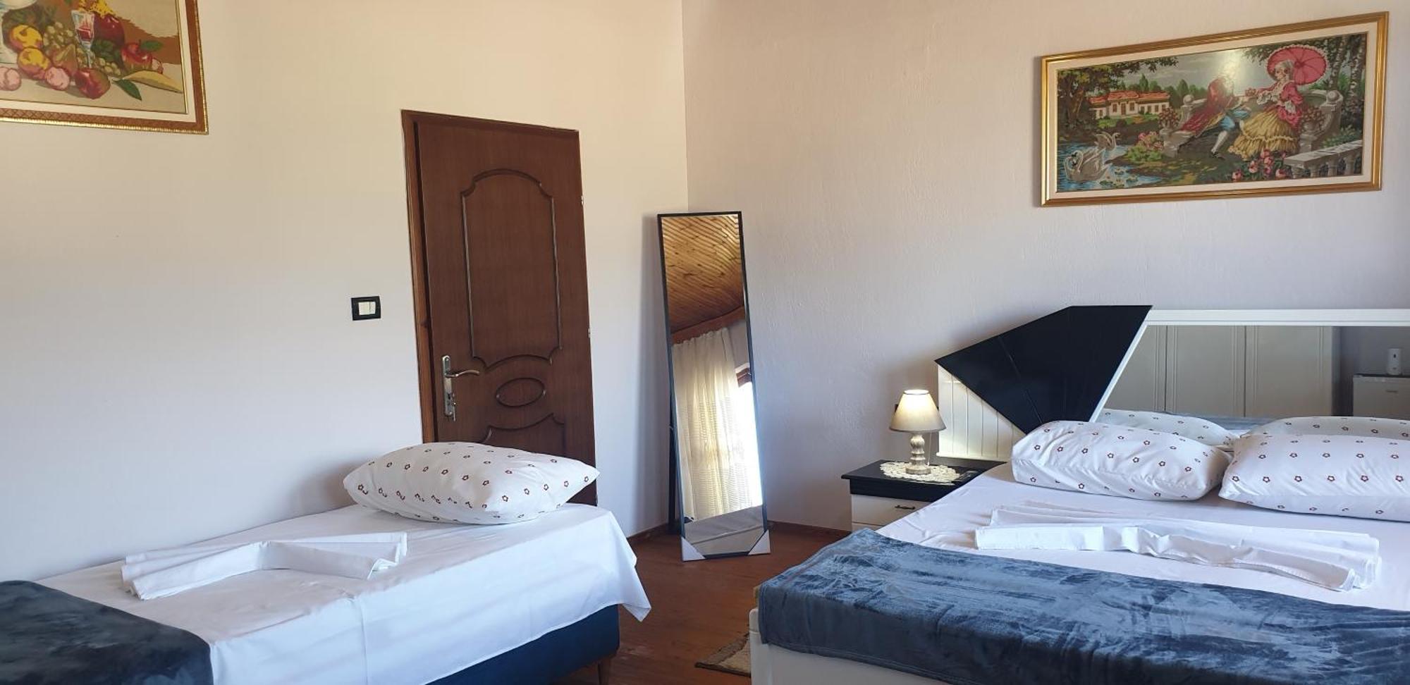 Shena Guest House Gjirokaster Bagian luar foto