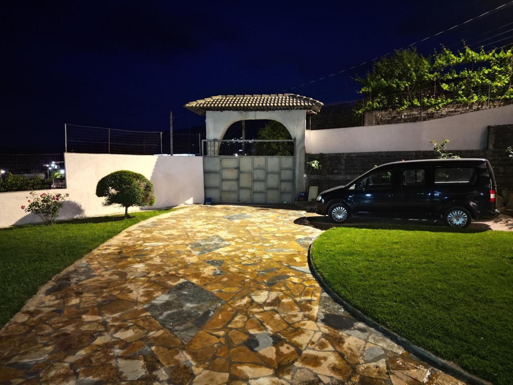 Shena Guest House Gjirokaster Bagian luar foto