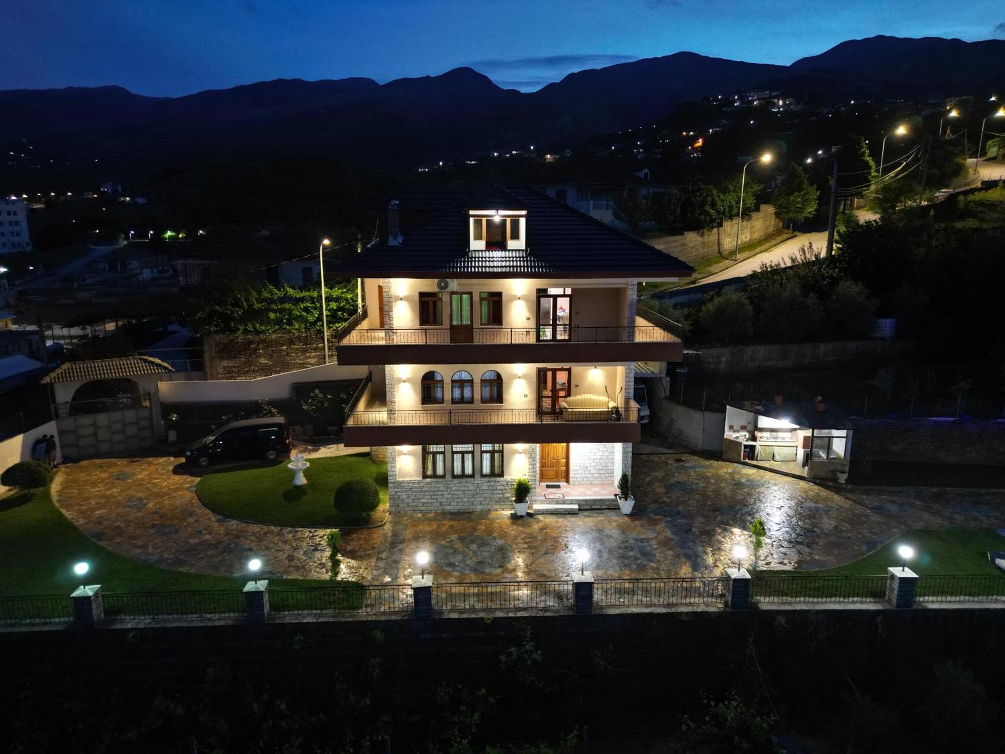 Shena Guest House Gjirokaster Bagian luar foto
