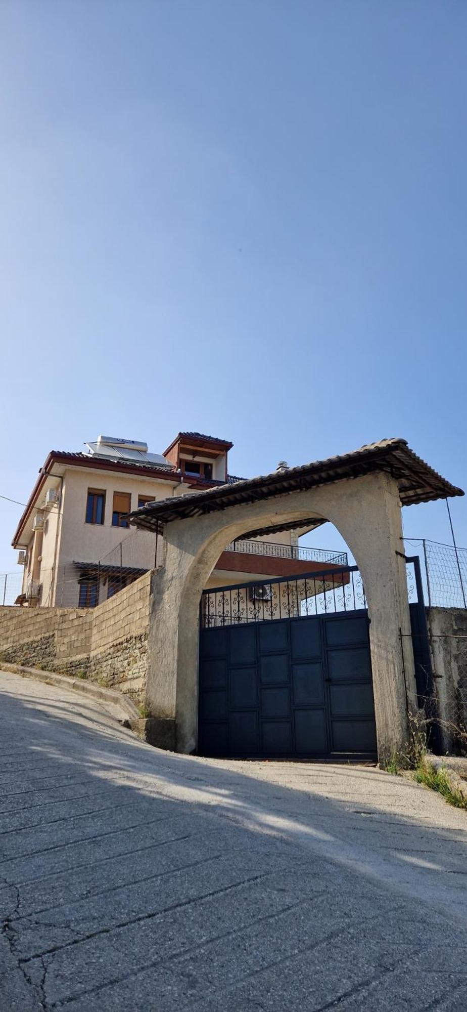 Shena Guest House Gjirokaster Bagian luar foto