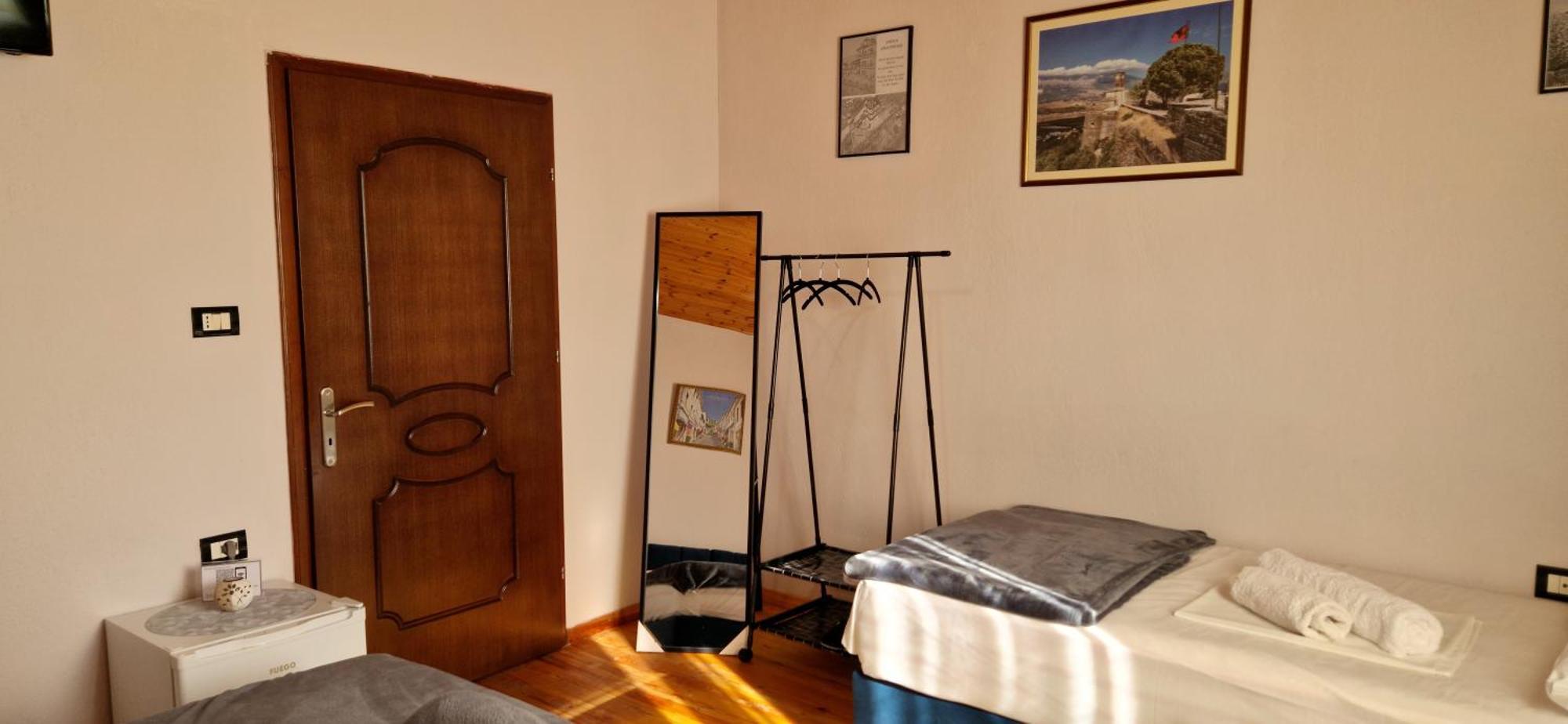 Shena Guest House Gjirokaster Bagian luar foto